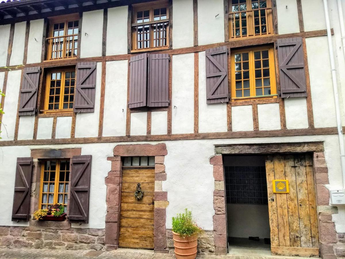 Gite De La Porte Saint Jacques: A Hostel For Pilgrims Exterior photo