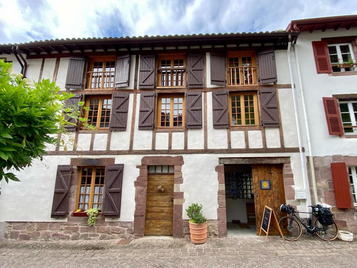 Gite De La Porte Saint Jacques: A Hostel For Pilgrims Exterior photo